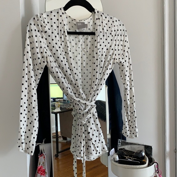 RTO LOOK: Black and white polka dot wrap shirt - Picture 2 of 9